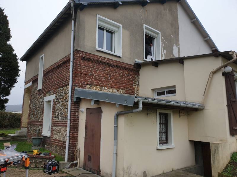 Rénover une façade vieillissante avec de l'enduit et des briques en Seine Maritime